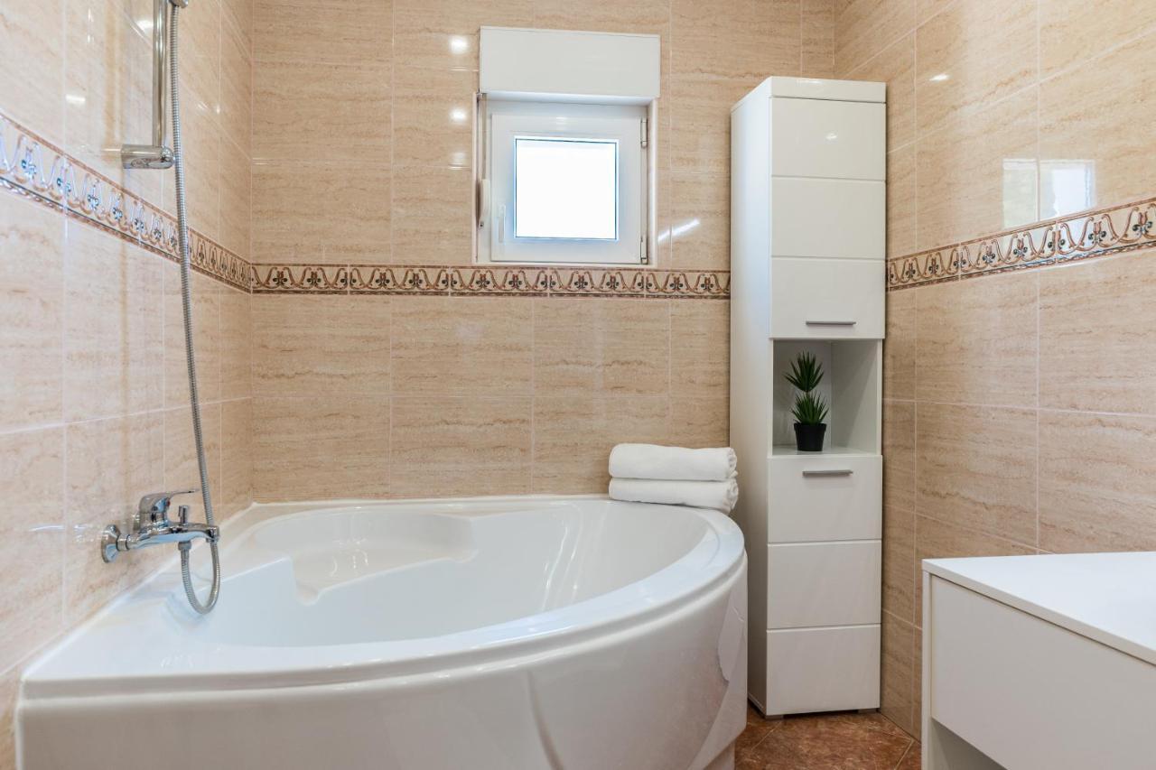 Apartmani Tomeri Starigrad Paklenica Buitenkant foto
