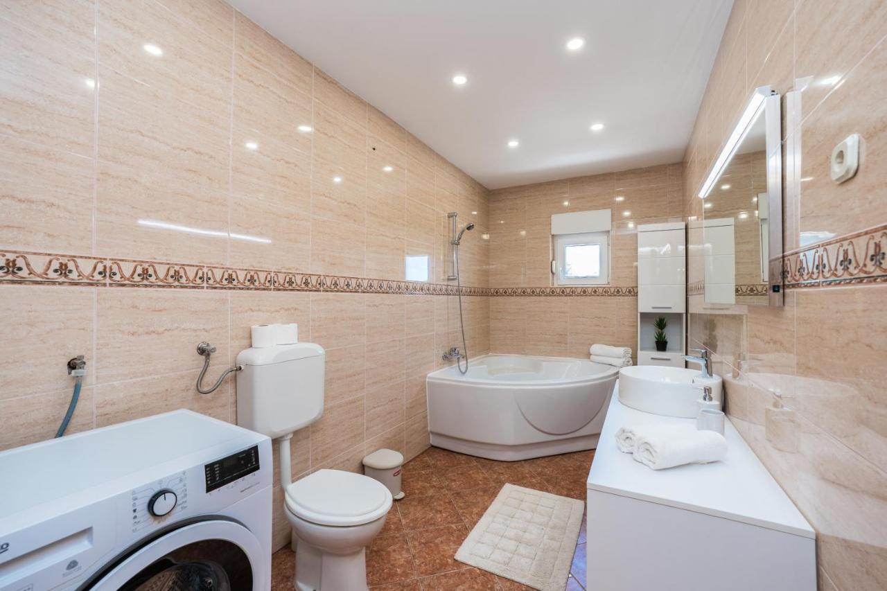 Apartmani Tomeri Starigrad Paklenica Buitenkant foto